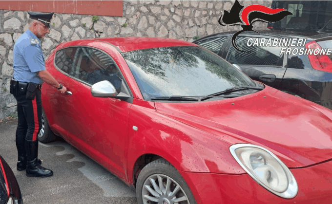Ha spinto una giovane fuori dalla sua auto per rubarla e fuggire, ma è stato bloccato dai carabinieri