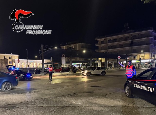 Un’altra serata di follia, rissa e inseguimento in pieno centro