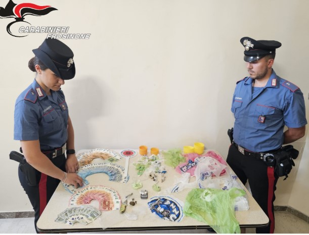 Droga nascosta in casa, un arresto e una denuncia