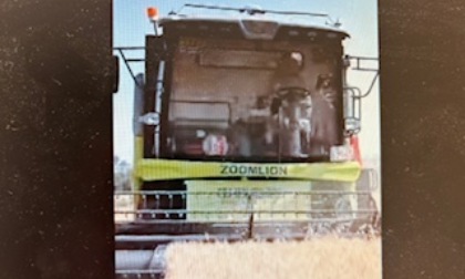 Cina: mietitrebbia senza conducente in funzione nello Shanxi