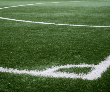 Incendio nel campetto di calcio, scuola chiusa