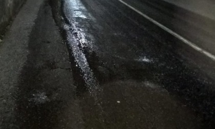 Sedicenne cade dallo scooter e batte violentemente a terra