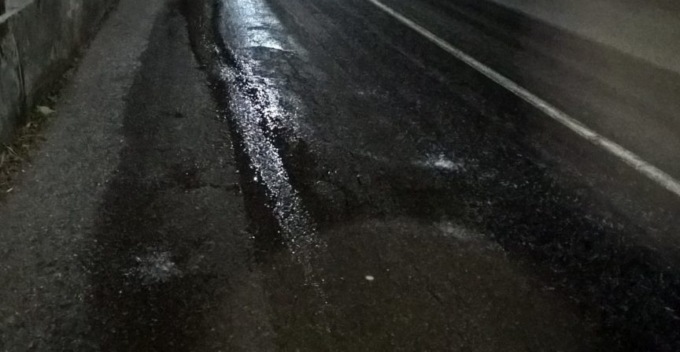 Sedicenne cade dallo scooter e batte violentemente a terra