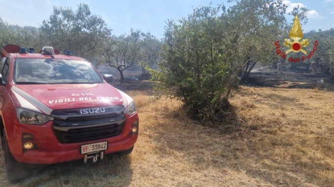 Incendio nella zona del Tufano, lambite le ambitazioni