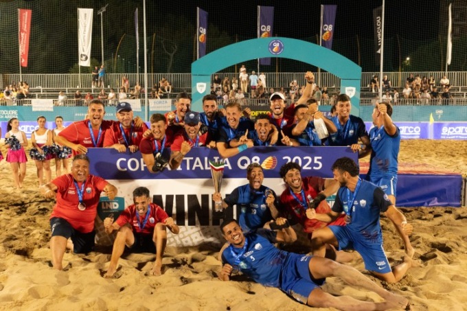 Il Napoli vince la Coppa Italia. Alza il trofeo il terracinese Ovidio Alla