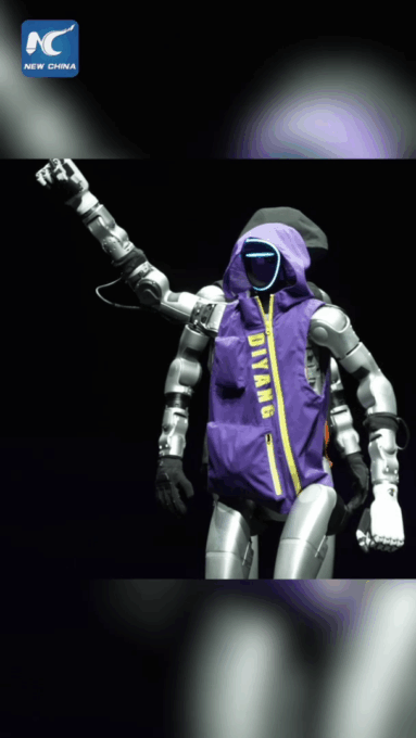 Cina: robot umanoidi sfilano sulla passerella a Tianjin