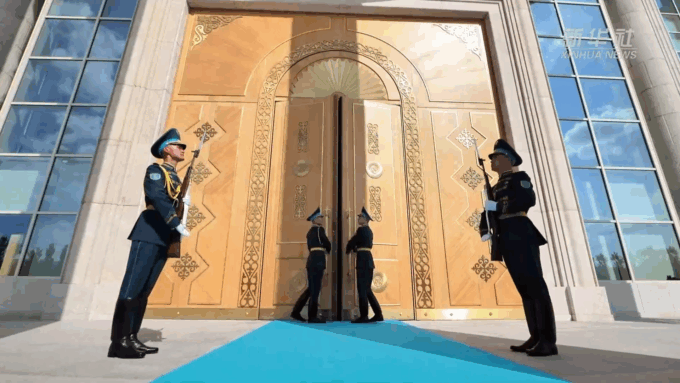 Xi: strette di mano ad Astana