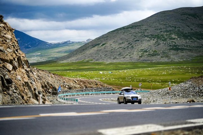 Cina: Xinjiang inaugura autostrada Altay-Hemu (1)