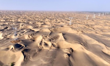 Cina: completata "autostrada elettrica ad anello" attorno a deserto nel sud dello Xinjiang