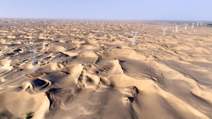 Cina: completata “autostrada elettrica ad anello” attorno a deserto nel sud dello Xinjiang
