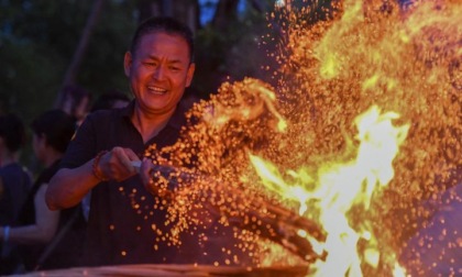 Cina: celebrazioni per un festival delle torce nello Yunnan (1)