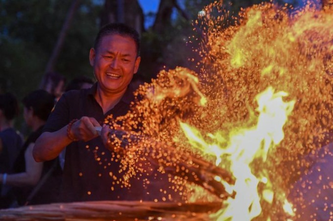 Cina: celebrazioni per un festival delle torce nello Yunnan (1)