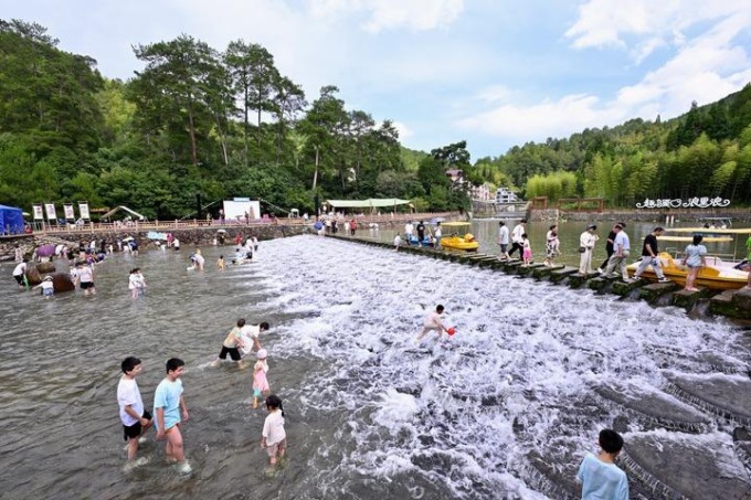 Cina: turismo estivo nella contea di Zhouning (1)
