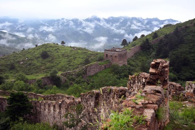 Cina: panorama della Grande Muraglia sui monti Taihang nello Hebei (1)