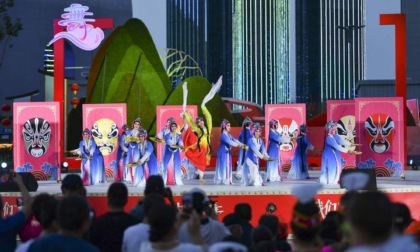 Cina: Xinjiang, Urumqi ospita evento di danza (1)