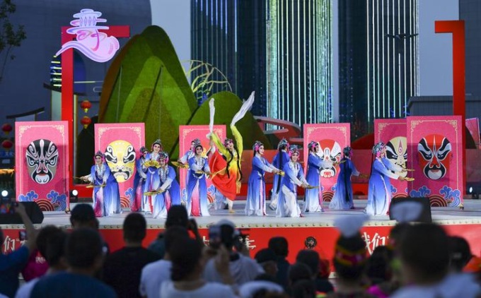 Cina: Xinjiang, Urumqi ospita evento di danza (1)