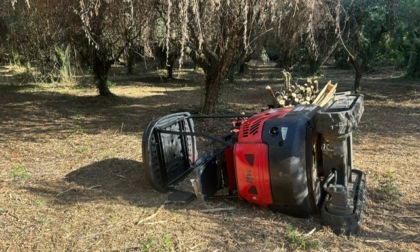 Si rovescia con il bobcat, grave un 74enne