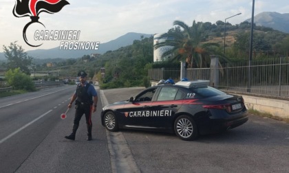 Forza un posto di blocco e scappa, arrestato un 27enne