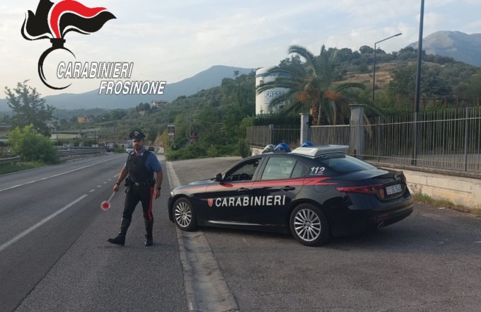 Forza un posto di blocco e scappa, arrestato un 27enne