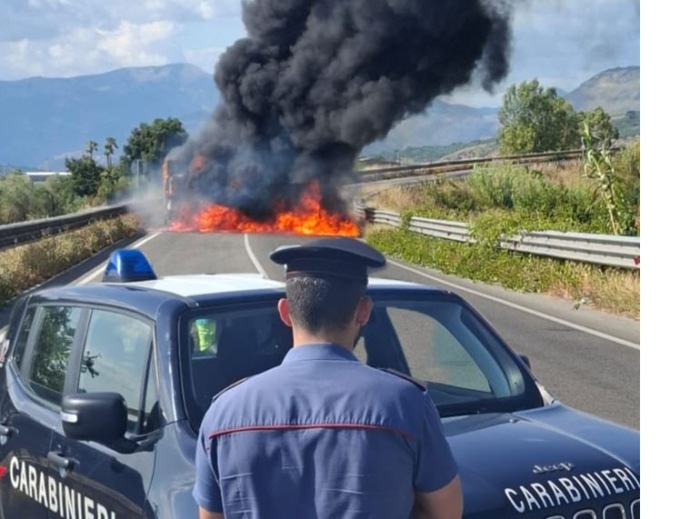 Autocarro in fiamme sulla Frosinone – Prossedi