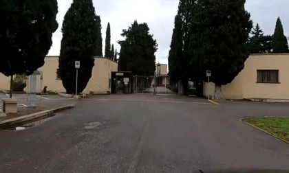 Trasporto e posizionamenti dei loculi, il cimitero rimane chiuso per tre giorni