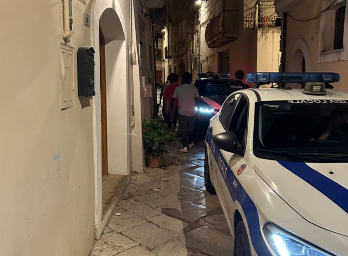 Indiani in casa tra blatte e formiche, degrado nel centro storico