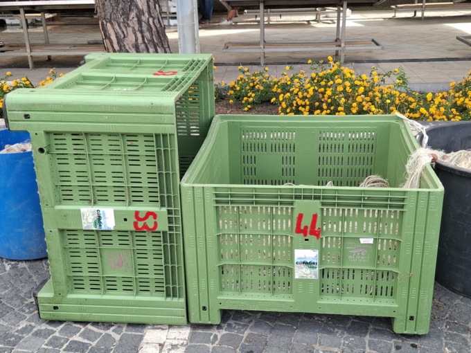 Copagri dona bins per le reti ai pescatori del porticciolo