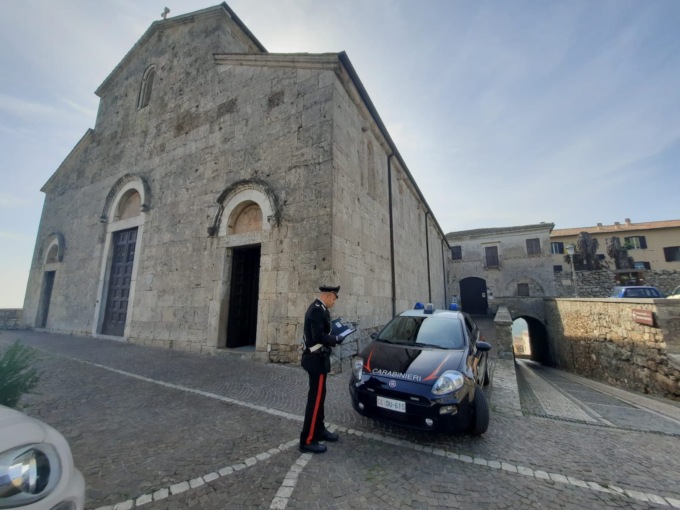 Furto in un’officina, denunciati un uomo e una donna