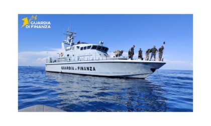 Blitz alla spiaggia del Miramare: la Finanza sequestra circa 100 ombrelloni