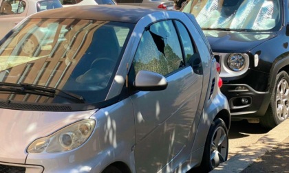 Bomba esplode in via Ugo La Malfa, un ferito e auto danneggiate