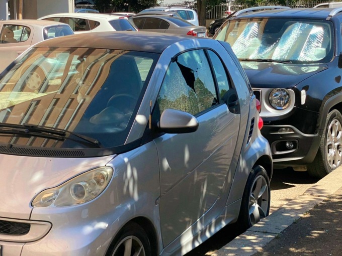 Bomba esplode in via Ugo La Malfa, un ferito e auto danneggiate