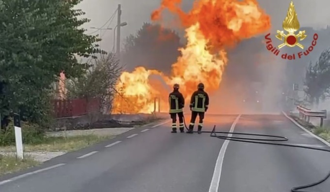 Incendi a ridosso della Casilina e dell’A1, paura e caos traffico. Le immagini