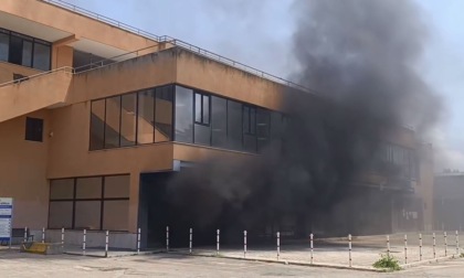 Incendio nel parco auto del Comune, vertice in Prefettura: "Piu' controlli e vigilanza sul territorio"
