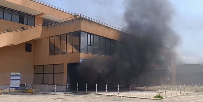 Incendio nel parco auto del Comune, vertice in Prefettura: “Piu’ controlli e vigilanza sul territorio”
