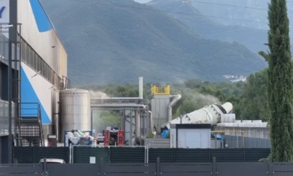 Incidente all'Admira pet food, un silos prende fuoco. Le immagini
