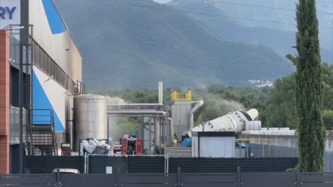 Incidente all’Admira pet food, un silos prende fuoco. Le immagini
