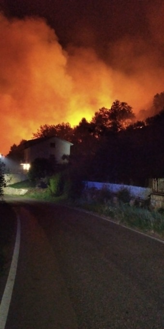 Incendio nella notte, famiglie evacuate per precauzione