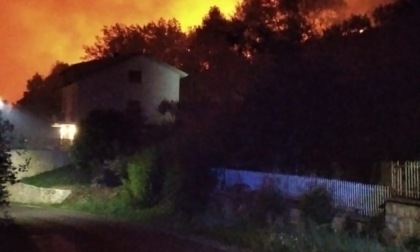 Incendio nella notte, famiglie evacuate per precauzione