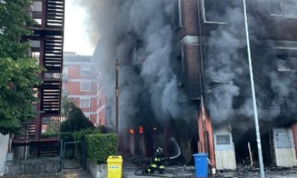L'incendio in piazza Restagno, la palazzina è inagibile