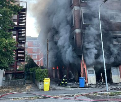 Incendio distrugge una rivendita di moto e danneggia un palazzo