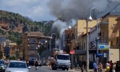 A fuoco una rivendita di fuochi d'artificio