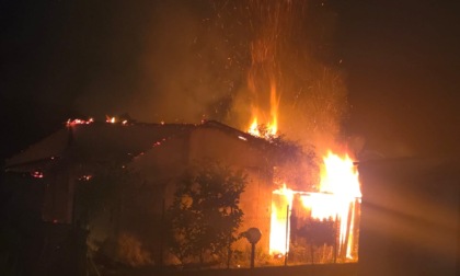 Incendio distrugge edificio abbandonato