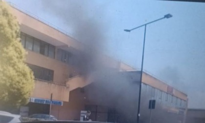 Incendio nel parco auto degli uffici comunali di piazza dei Bersaglieri