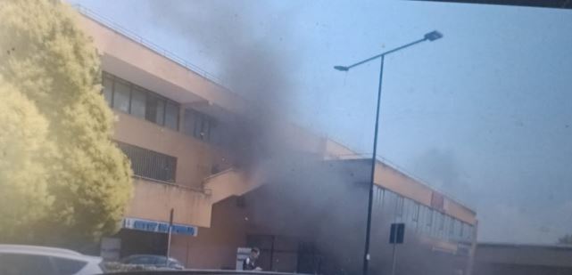Incendio nel parco auto degli uffici comunali di piazza dei Bersaglieri