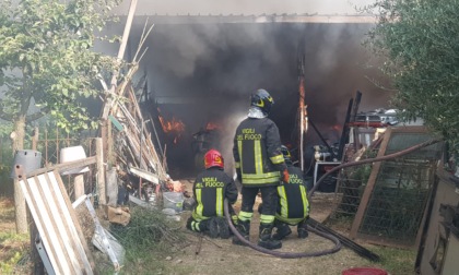 Fiamme all'interno del capannone di proprietà di una donna, indagini incorso