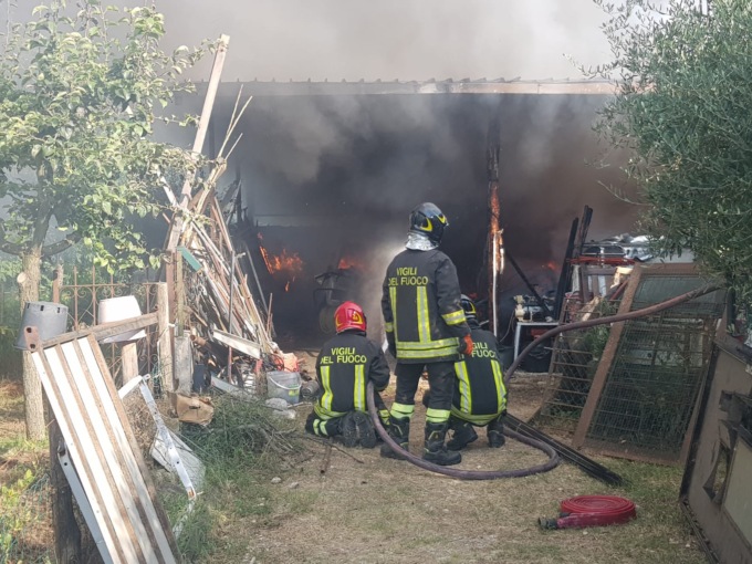 Fiamme all’interno del capannone di proprietà di una donna, indagini incorso