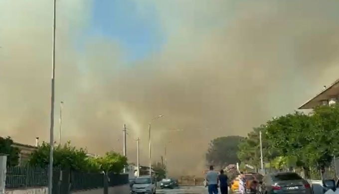 Paura ieri per gli incendi a Campo Boario e in via del Lido