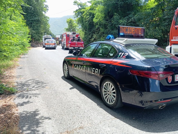 Camion si ribalta, ferito centauro