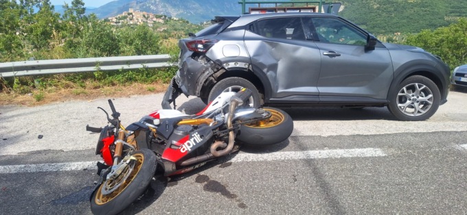 Scontro tra auto e moto sulla “strada del diavolo”, grave centauro