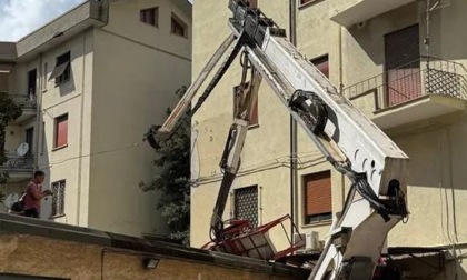 Cade da una gru, muore un operaio di 66 anni
